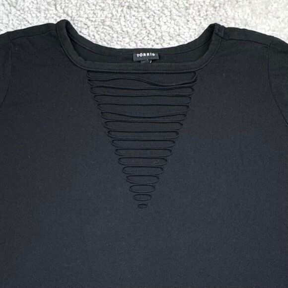 Torrid Black Cotton V-Neck Ladder Slash Tee - Picture 8 of 9